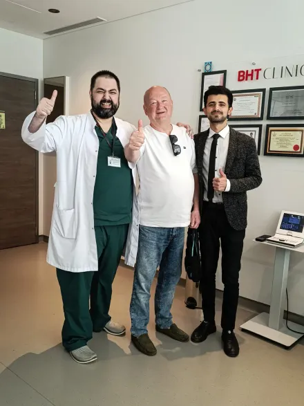 A patient with his surgeon and Eyeglow Health coordinator at the eye clinic in Istanbul